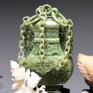 A collection of 26 Chinese jadeite, rock crystal, turquoise, agate and other hardstone carvings, 19/20th C. — foto 17