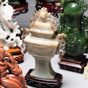 A collection of 26 Chinese jadeite, rock crystal, turquoise, agate and other hardstone carvings, 19/20th C. — foto 21