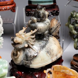 A collection of 26 Chinese jadeite, rock crystal, turquoise, agate and other hardstone carvings, 19/20th C. — foto 22