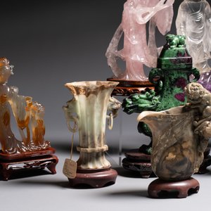 A collection of 26 Chinese jadeite, rock crystal, turquoise, agate and other hardstone carvings, 19/20th C. — foto 4