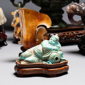 A collection of 26 Chinese jadeite, rock crystal, turquoise, agate and other hardstone carvings, 19/20th C. — foto 5