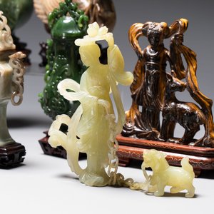 A collection of 26 Chinese jadeite, rock crystal, turquoise, agate and other hardstone carvings, 19/20th C. — foto 8