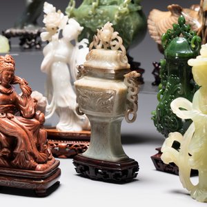 A collection of 26 Chinese jadeite, rock crystal, turquoise, agate and other hardstone carvings, 19/20th C. — foto 9