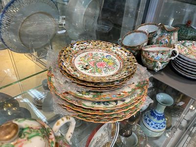 A collection of 28 Chinese Canton famille rose wares, 19th C. — 照片 3
