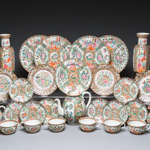 A collection of 28 Chinese Canton famille rose wares, 19th C. — 照片 1