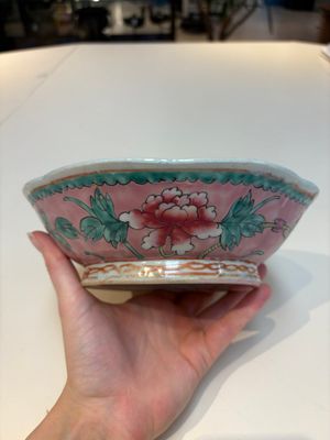 A collection of 28 Chinese famille rose wares, 18th C. and later — photo 1