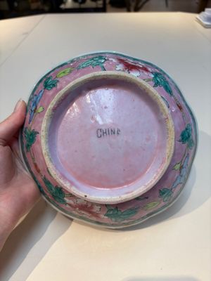 A collection of 28 Chinese famille rose wares, 18th C. and later — photo 12