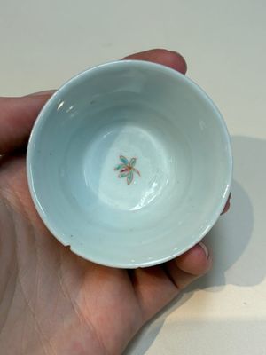 A collection of 28 Chinese famille rose wares, 18th C. and later — photo 128