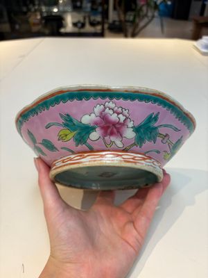 A collection of 28 Chinese famille rose wares, 18th C. and later — photo 13