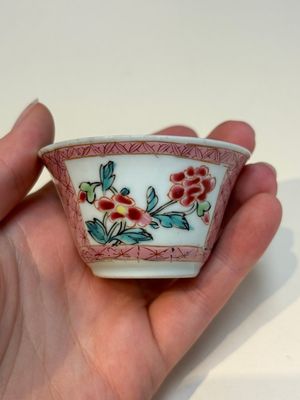 A collection of 28 Chinese famille rose wares, 18th C. and later — photo 136