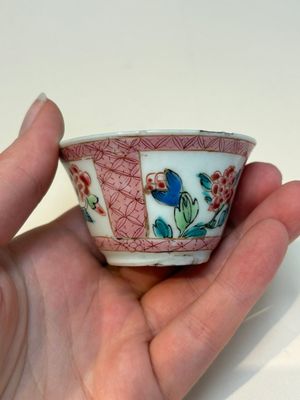 A collection of 28 Chinese famille rose wares, 18th C. and later — photo 137