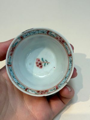 A collection of 28 Chinese famille rose wares, 18th C. and later — photo 140