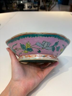 A collection of 28 Chinese famille rose wares, 18th C. and later — photo 14