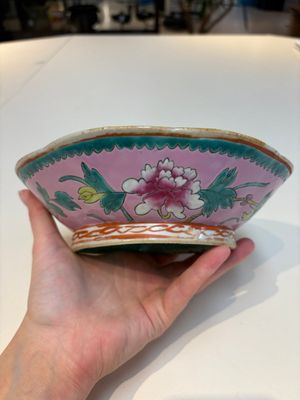 A collection of 28 Chinese famille rose wares, 18th C. and later — photo 15