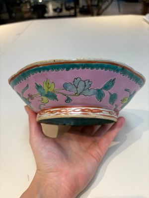 A collection of 28 Chinese famille rose wares, 18th C. and later — photo 16