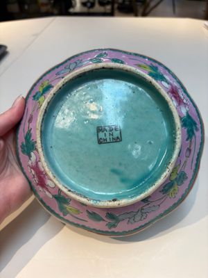 A collection of 28 Chinese famille rose wares, 18th C. and later — photo 18