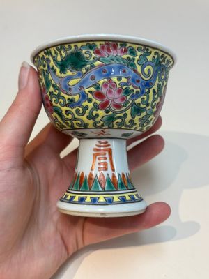 A collection of 28 Chinese famille rose wares, 18th C. and later — photo 19