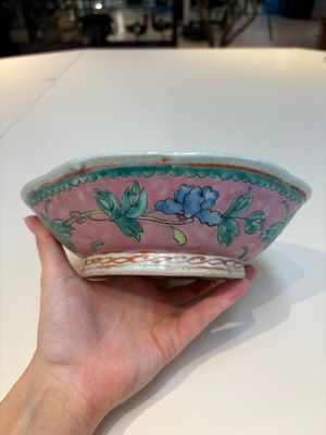 A collection of 28 Chinese famille rose wares, 18th C. and later — photo 2