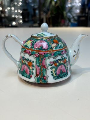 A collection of 28 Chinese famille rose wares, 18th C. and later — photo 25