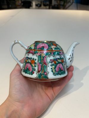 A collection of 28 Chinese famille rose wares, 18th C. and later — photo 26
