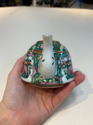 A collection of 28 Chinese famille rose wares, 18th C. and later — photo 27