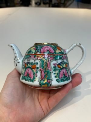 A collection of 28 Chinese famille rose wares, 18th C. and later — photo 28