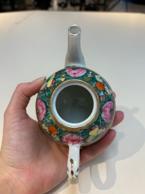 A collection of 28 Chinese famille rose wares, 18th C. and later — photo 30