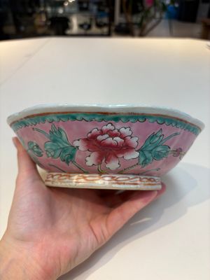 A collection of 28 Chinese famille rose wares, 18th C. and later — photo 3