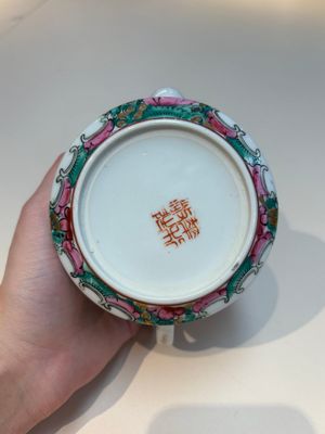 A collection of 28 Chinese famille rose wares, 18th C. and later — photo 31