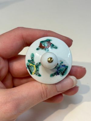 A collection of 28 Chinese famille rose wares, 18th C. and later — photo 32