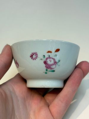 A collection of 28 Chinese famille rose wares, 18th C. and later — photo 34