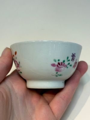 A collection of 28 Chinese famille rose wares, 18th C. and later — photo 35