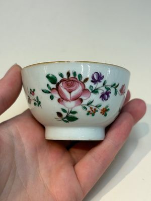A collection of 28 Chinese famille rose wares, 18th C. and later — photo 40