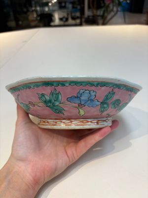 A collection of 28 Chinese famille rose wares, 18th C. and later — photo 4