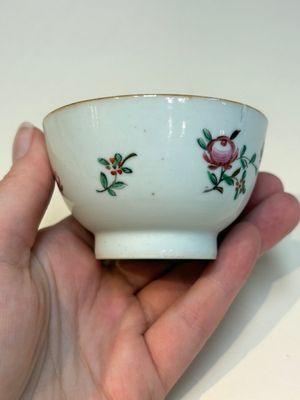 A collection of 28 Chinese famille rose wares, 18th C. and later — photo 42