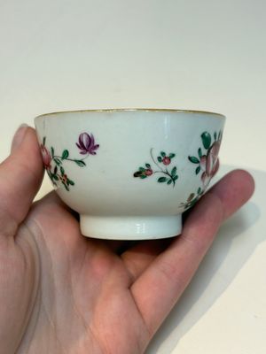 A collection of 28 Chinese famille rose wares, 18th C. and later — photo 43