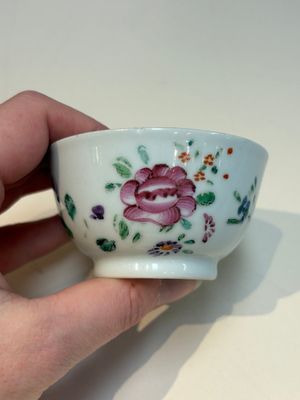 A collection of 28 Chinese famille rose wares, 18th C. and later — photo 46