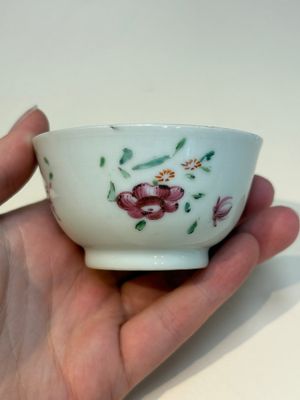 A collection of 28 Chinese famille rose wares, 18th C. and later — photo 48