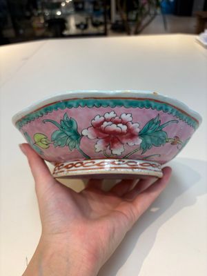 A collection of 28 Chinese famille rose wares, 18th C. and later — photo 7