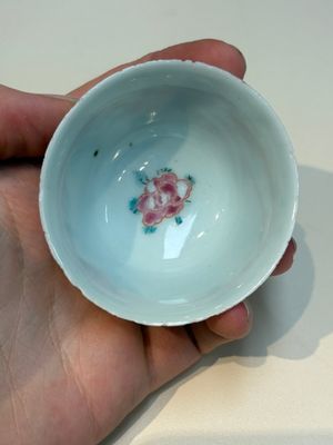 A collection of 28 Chinese famille rose wares, 18th C. and later — photo 74