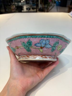 A collection of 28 Chinese famille rose wares, 18th C. and later — photo 8