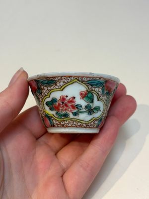 A collection of 28 Chinese famille rose wares, 18th C. and later — photo 82