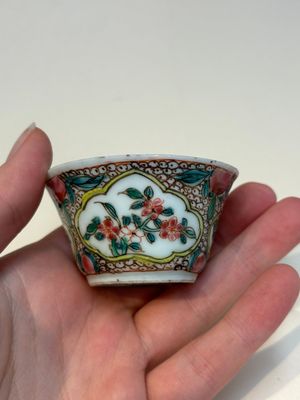 A collection of 28 Chinese famille rose wares, 18th C. and later — photo 83