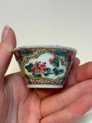 A collection of 28 Chinese famille rose wares, 18th C. and later — photo 85