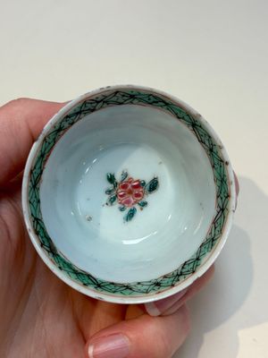 A collection of 28 Chinese famille rose wares, 18th C. and later — photo 86