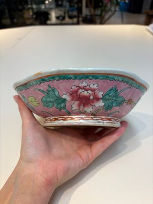 A collection of 28 Chinese famille rose wares, 18th C. and later — photo 9