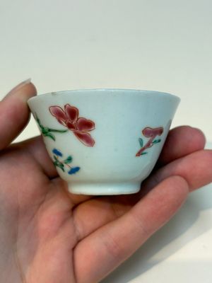 A collection of 28 Chinese famille rose wares, 18th C. and later — photo 95