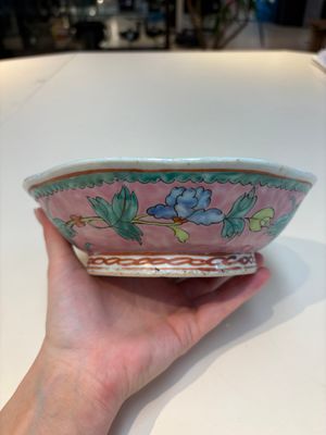 A collection of 28 Chinese famille rose wares, 18th C. and later — photo 10