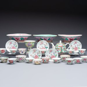 A collection of 28 Chinese famille rose wares, 18th C. and later — photo 1