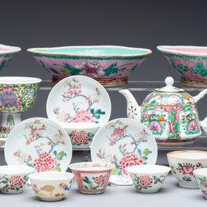 A collection of 28 Chinese famille rose wares, 18th C. and later — photo 2
